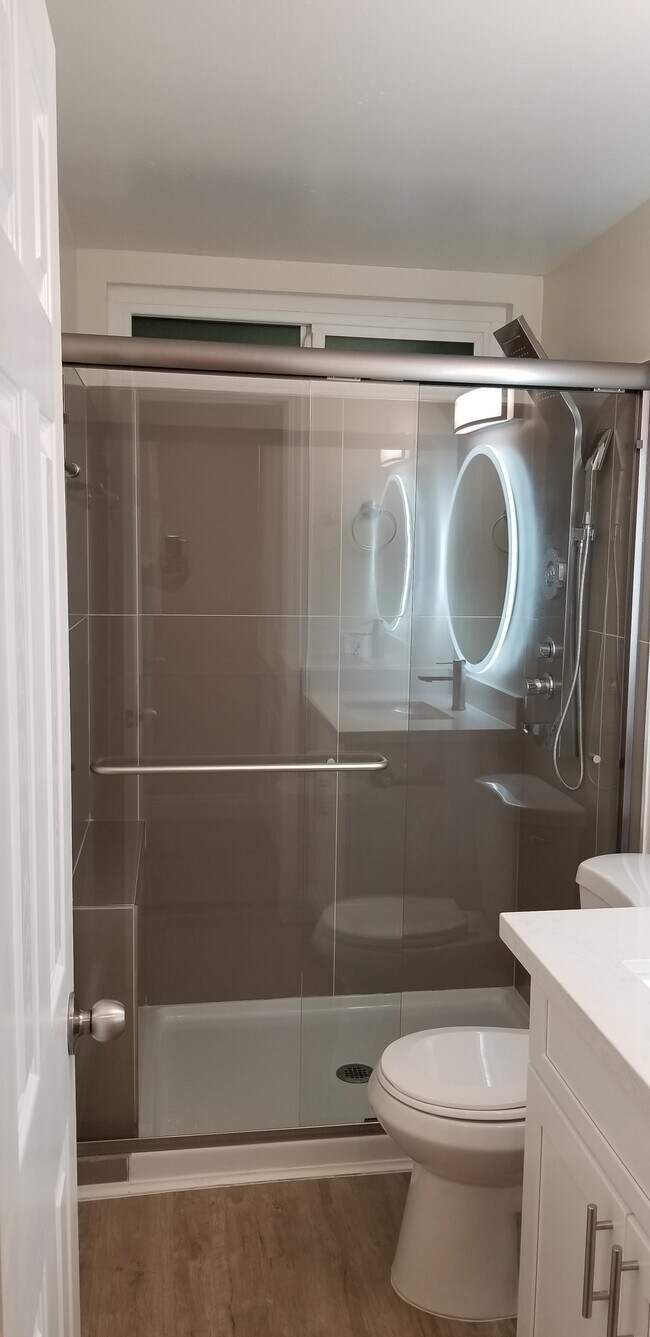 Toilete' - 2044 Evergreen St