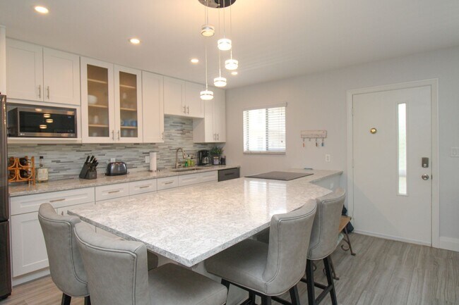 Foto del edificio - ** STUNNING REMODELED 2/2 CONDO IN THE ELE...