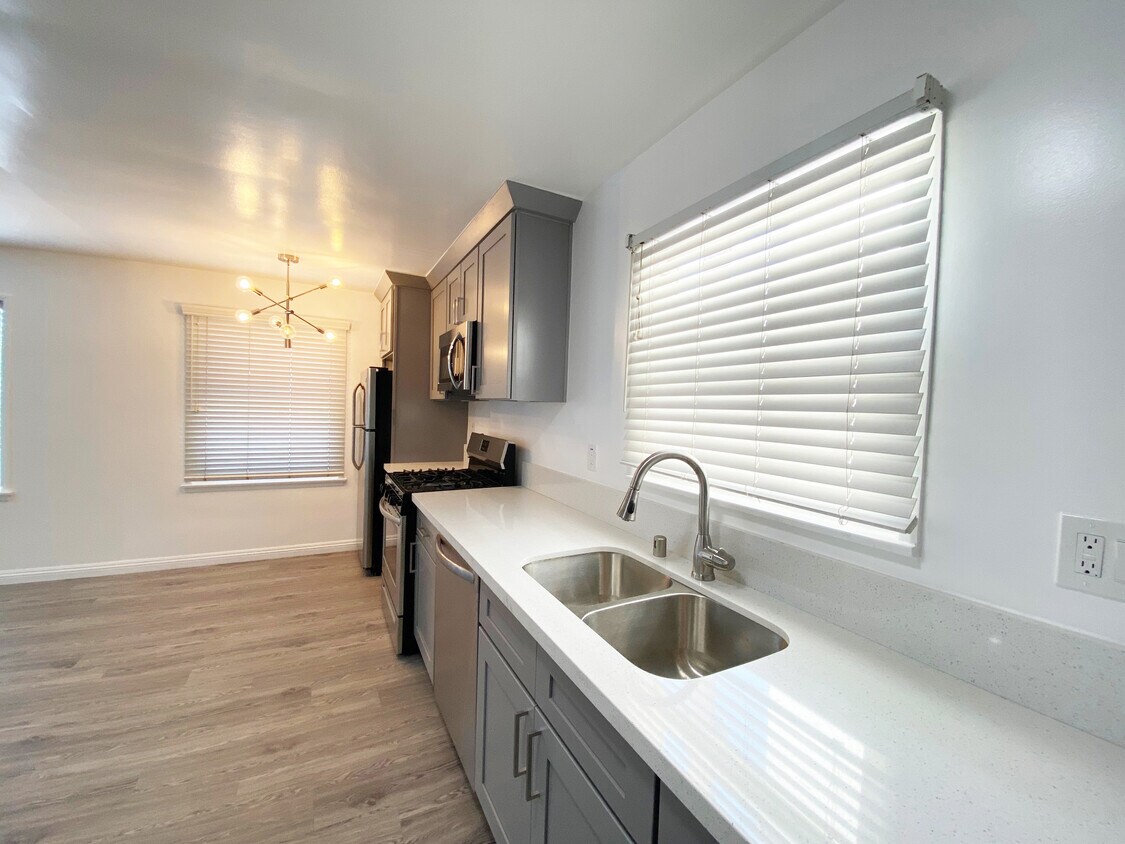 Foto principal - 3420 S Centinela Ave