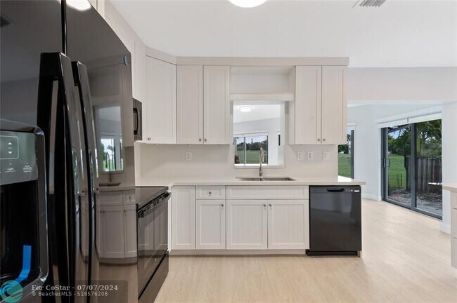 Building Photo - 6008 Linden Cir