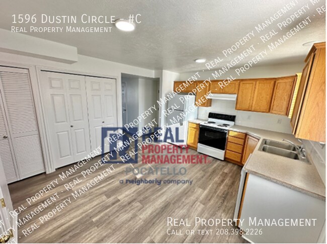 Foto del edificio - 3 bed 1.5 Bath Townhouse- 2 car garage