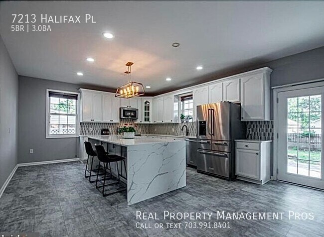 Foto del edificio - Completely Renovated Massive home in the H...