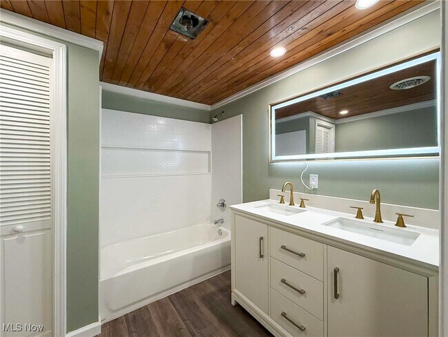 Building Photo - 11370 Parkside Ave NE