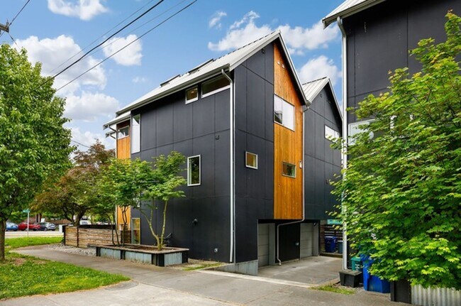 Foto del edificio - Stunning Modern 3 Bed / 2.5 Bath Townhome in Beautiful Maple Leaf Neighborhood