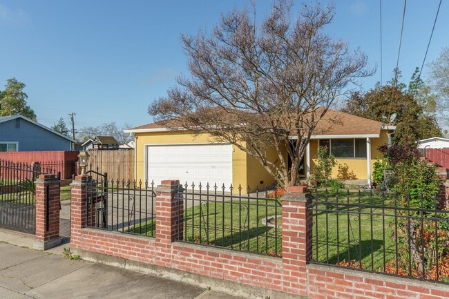 Building Photo - Three Bedroom One Bathroom Home