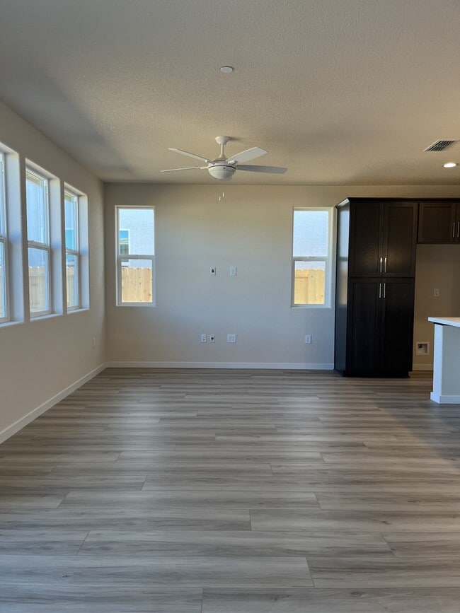 Foto del edificio - 1765 Lockwood Dr