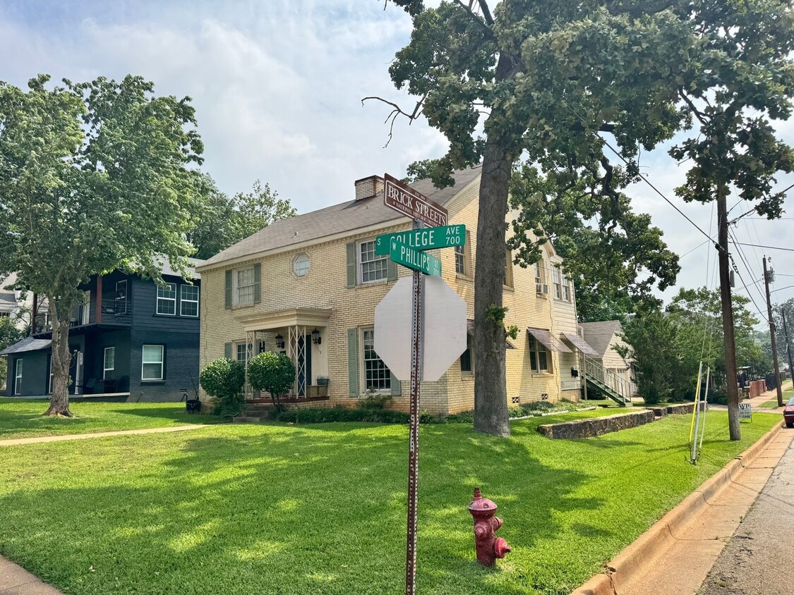Primary Photo - 209 W Phillips St