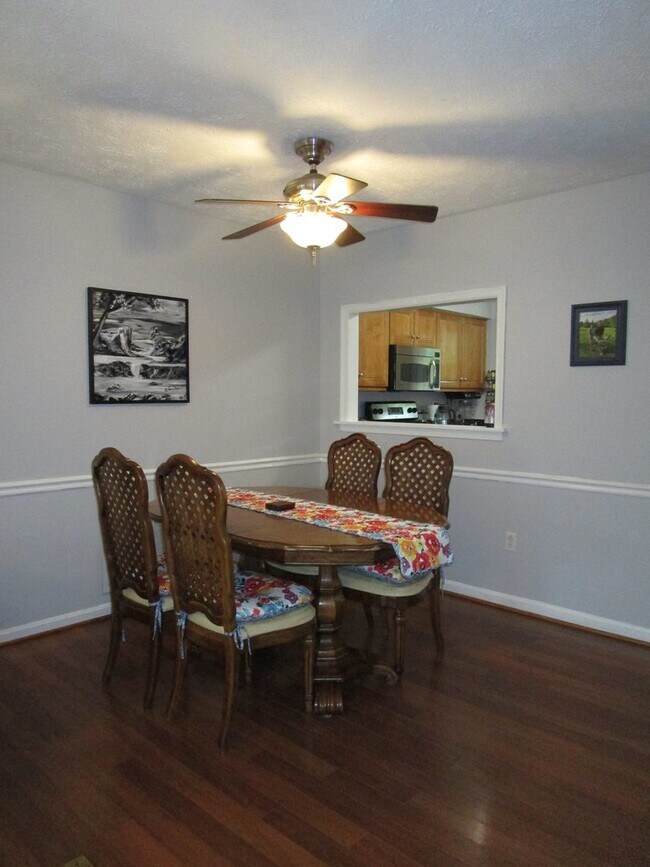 Foto del edificio - Large 4 Bedroom Townhouse in Gaithersburg!...