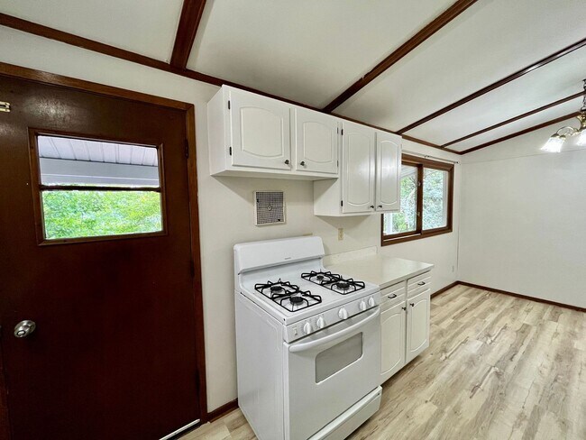 Foto del edificio - 3 Bed 1 Bath in Rhinelander on the water!