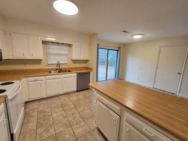 Foto del edificio - 1310 Avon Ct