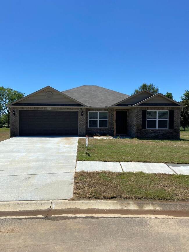 Building Photo - *SAVE $500* Your Next Home Awaits: 4 Bedrooms, 2 Baths in Conway