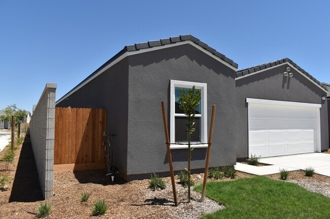 Building Photo - 4486 N San Clemente Ave