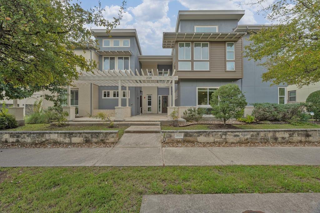 Foto principal - 2025 Simond Ave