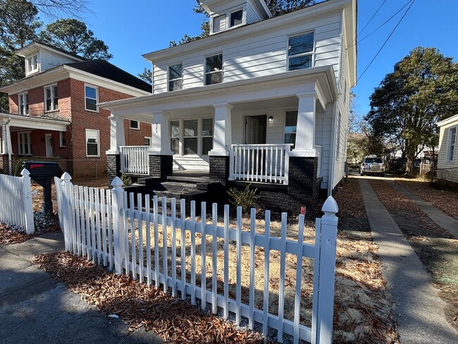 Building Photo - Beautifully renovated four bedroom, three ...