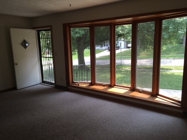 Living room with bay window - 808 Woodside Dr