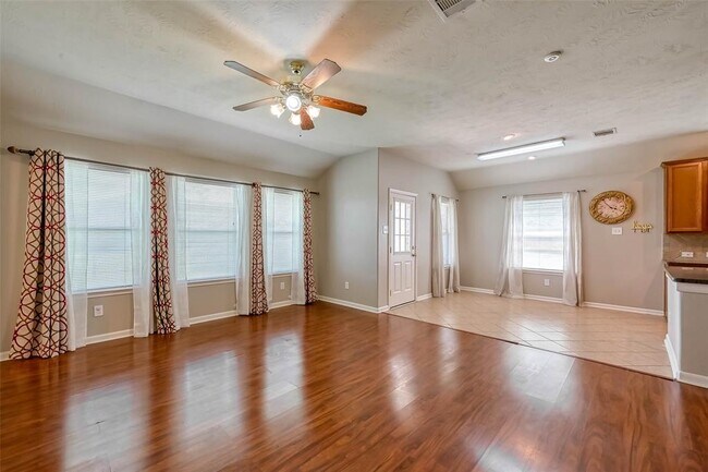 Foto del edificio - 419 Arbor Green Ln