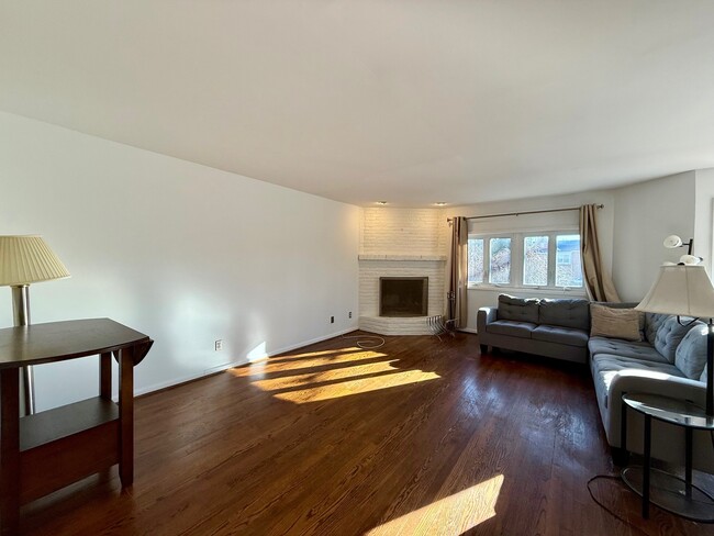 Building Photo - 28 Servan Ct