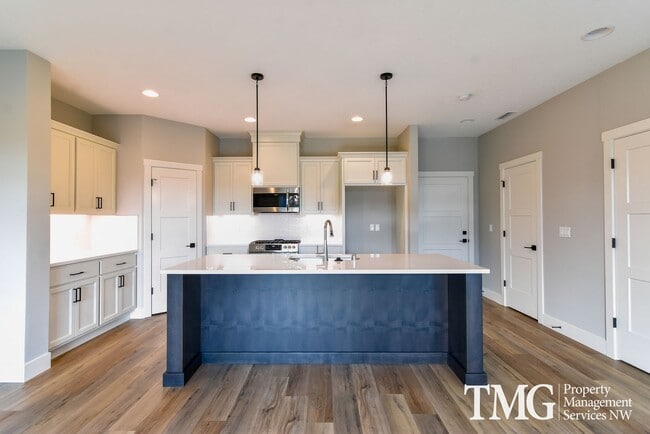 Foto del edificio - AmazingTownhome with Stunning Finishes! 1900+ Sq Ft, Fenced Yard!