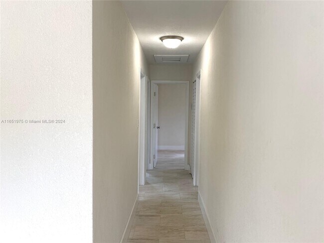 Foto del edificio - 2950 NW 7th Ct