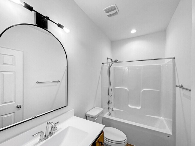 Building Photo - Breathtaking Townhome in Cosby Village!