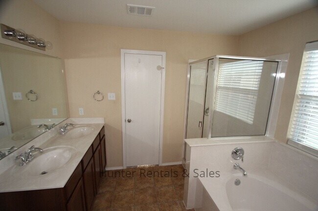Building Photo - 4 Bedroom 3 Bath Home