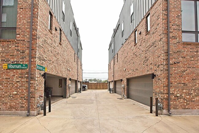 Foto del edificio - Dallas Gated Corner Townhome