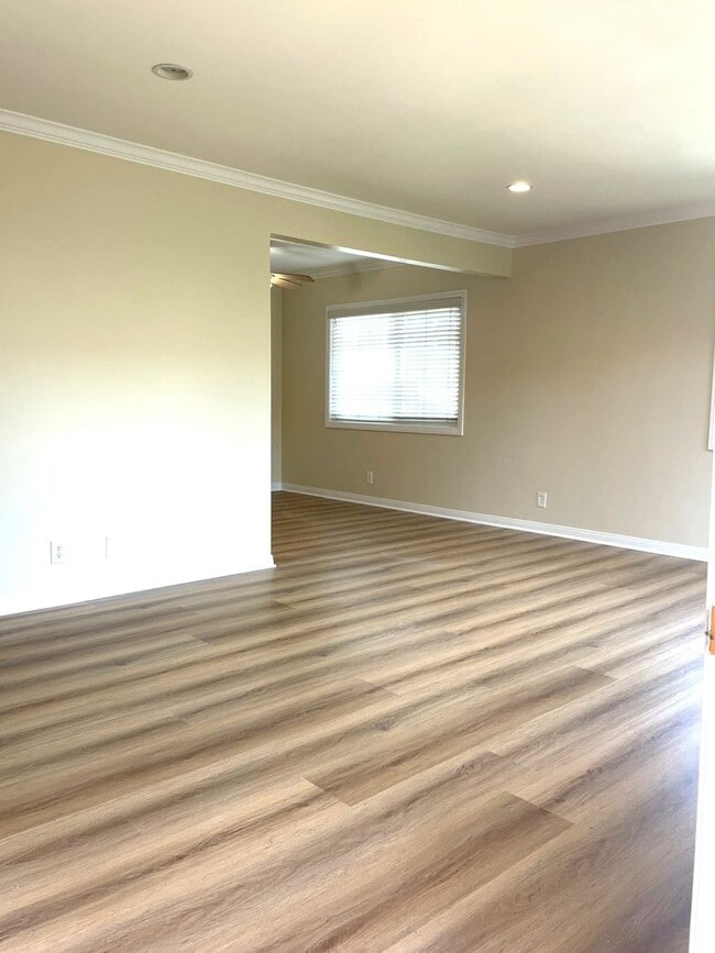 Building Photo - 437