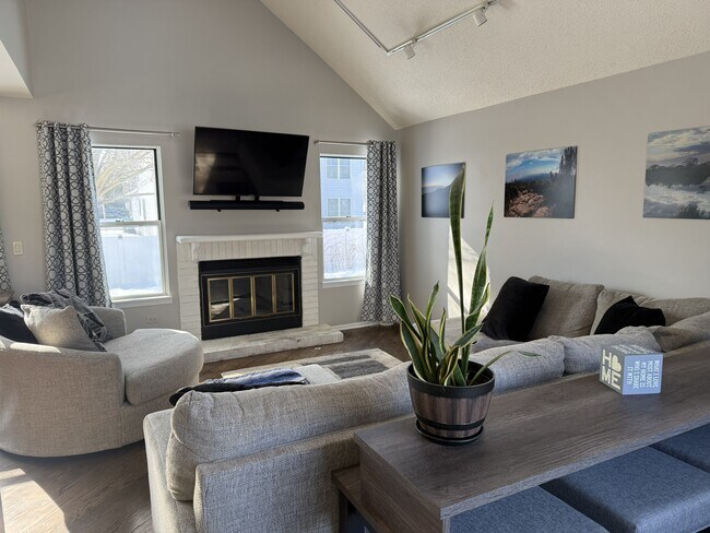 Building Photo - 525 Lasalle Ln