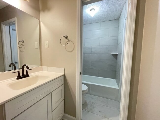 Building Photo - Alexander crossing