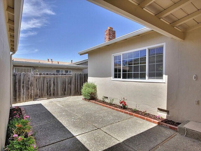 Building Photo - Spacious And Remodeled Single Story Home, ...