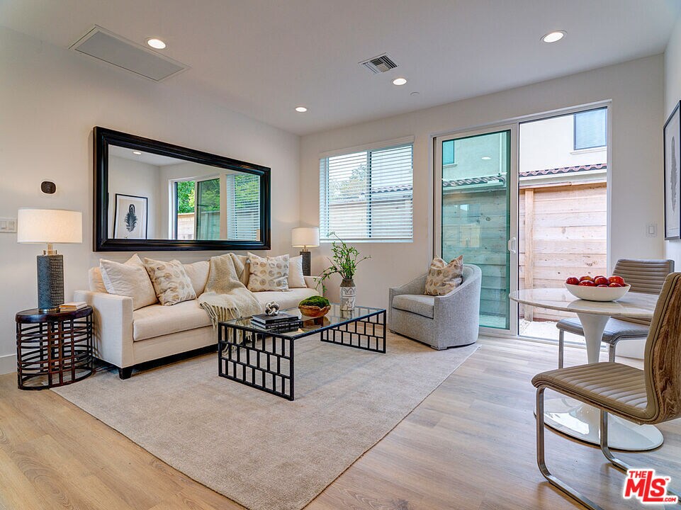 Foto principal - 817 N Sycamore Ave