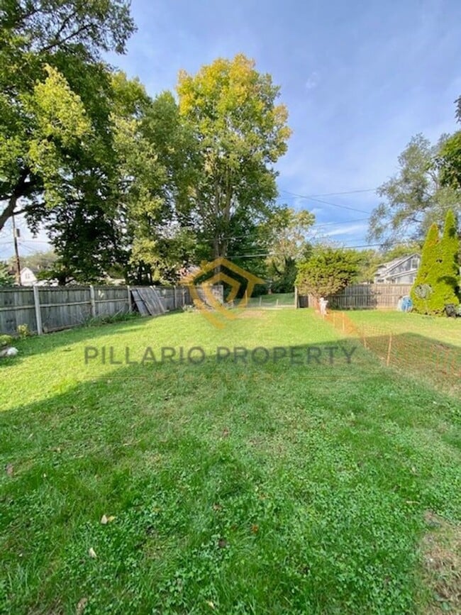 Building Photo - Close to Riverside Park, Updated 2 Bedroom...