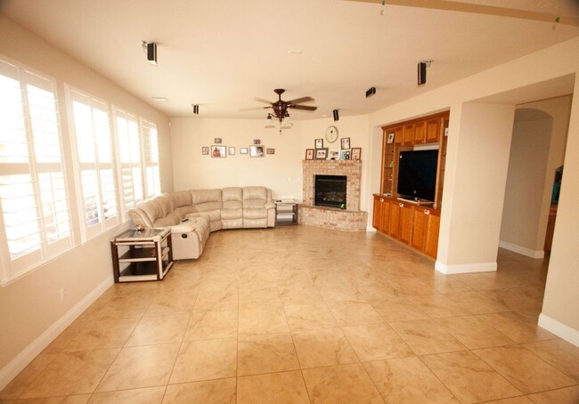 Foto del edificio - WHITNEY RANCH LARGE 2-STORY HOME WITH CLUB...