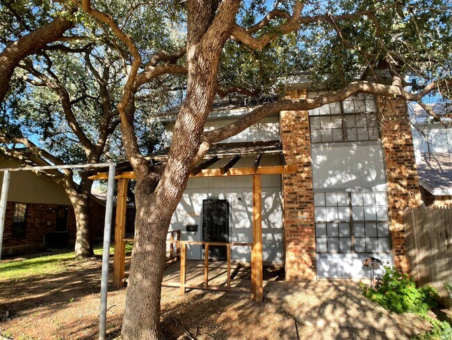 Building Photo - Two Story Townhouse
