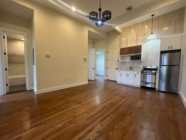 Foto principal - 4 bedroom in Brooklyn NY 11221