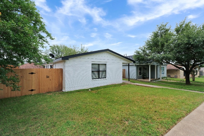 Building Photo - 5729 Pinon Vista Dr