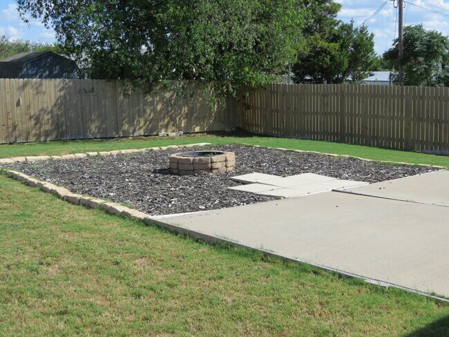 Building Photo - 4902 Karen Grn Dr