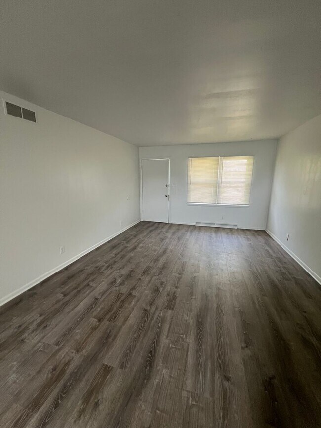 Building Photo - 2402 Nelwood Dr.