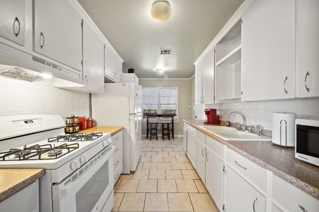 Building Photo - 1206 Oakwood Dr