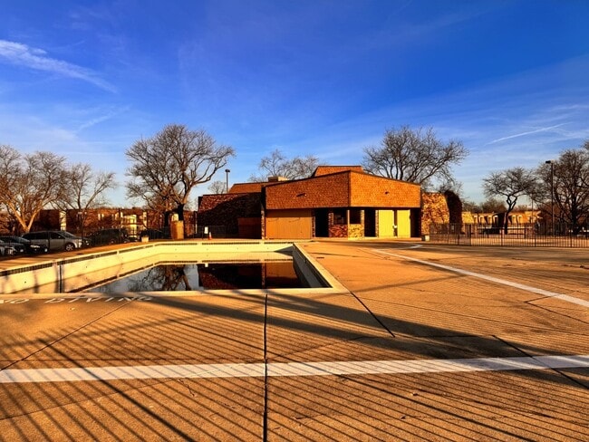 Foto del edificio - 2212 Country Club Dr