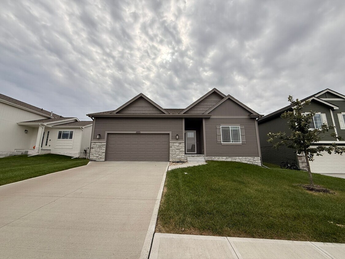 Primary Photo - Stunning Modern Ranch for Rent near Lake F...