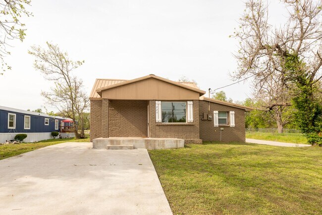 Building Photo - 3 Bed | 2 Bath in Coweta!