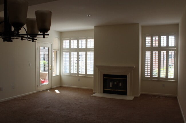 Building Photo - Westside San Mateo Condo  Corte Bella
