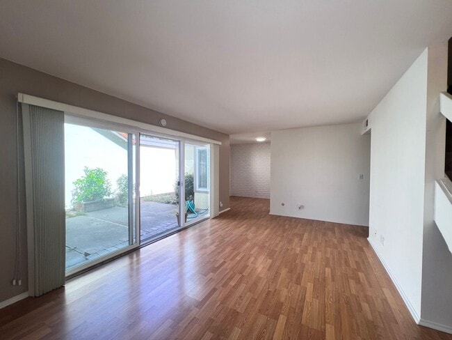 Foto del edificio - BRIGHT & SPACIOUS 3BD/2BA TOWNHOME IN PLEASANTON CA!!!