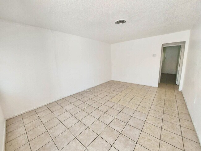 Building Photo - North Las Vegas Gem: 1-Bedroom, 1-bath Uni...