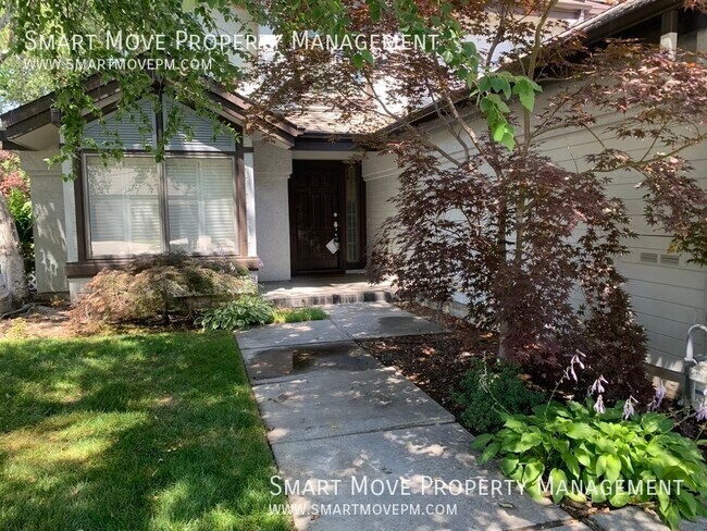 Foto del edificio - Rarely Available River Run Townhome. Backs...