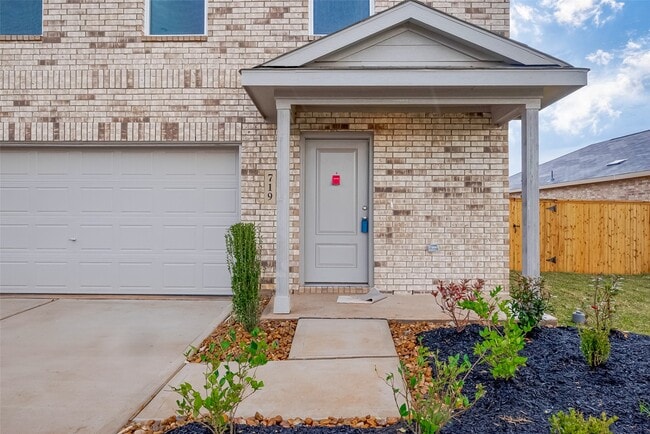 Building Photo - 719-719 Falling Cave Dr