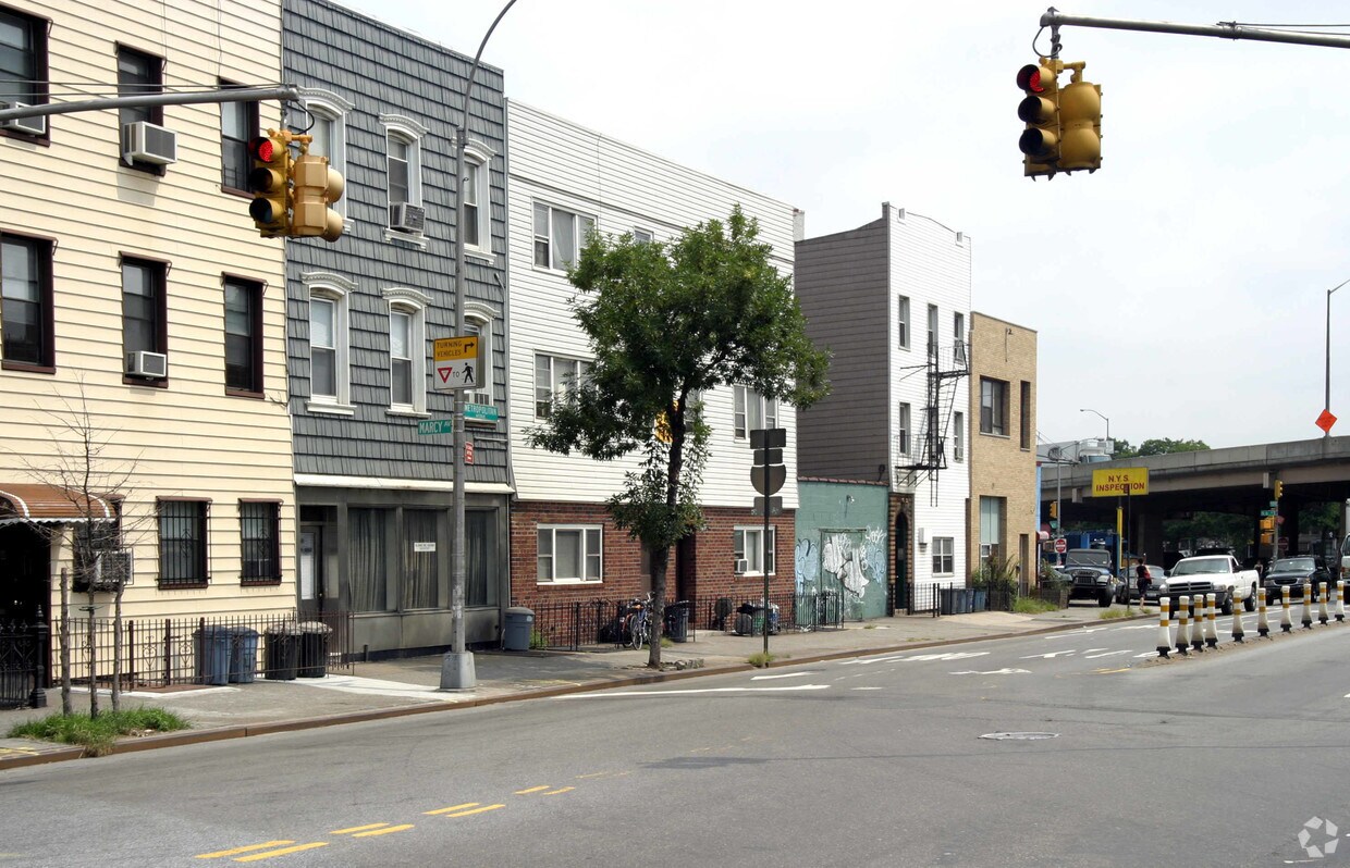 Building Photo - 433 Metropolitian Ave