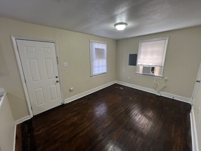 Building Photo - 1 bedroom, 1 bathroom house located in Bat...