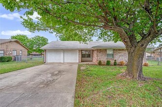 Building Photo - 913 Patricia Dr